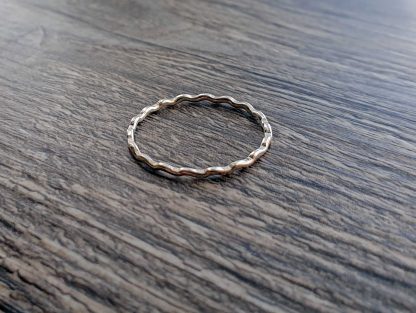 Ripple stacking ring