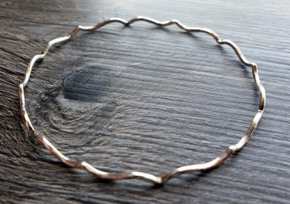 Scallop stacking hammered bangle