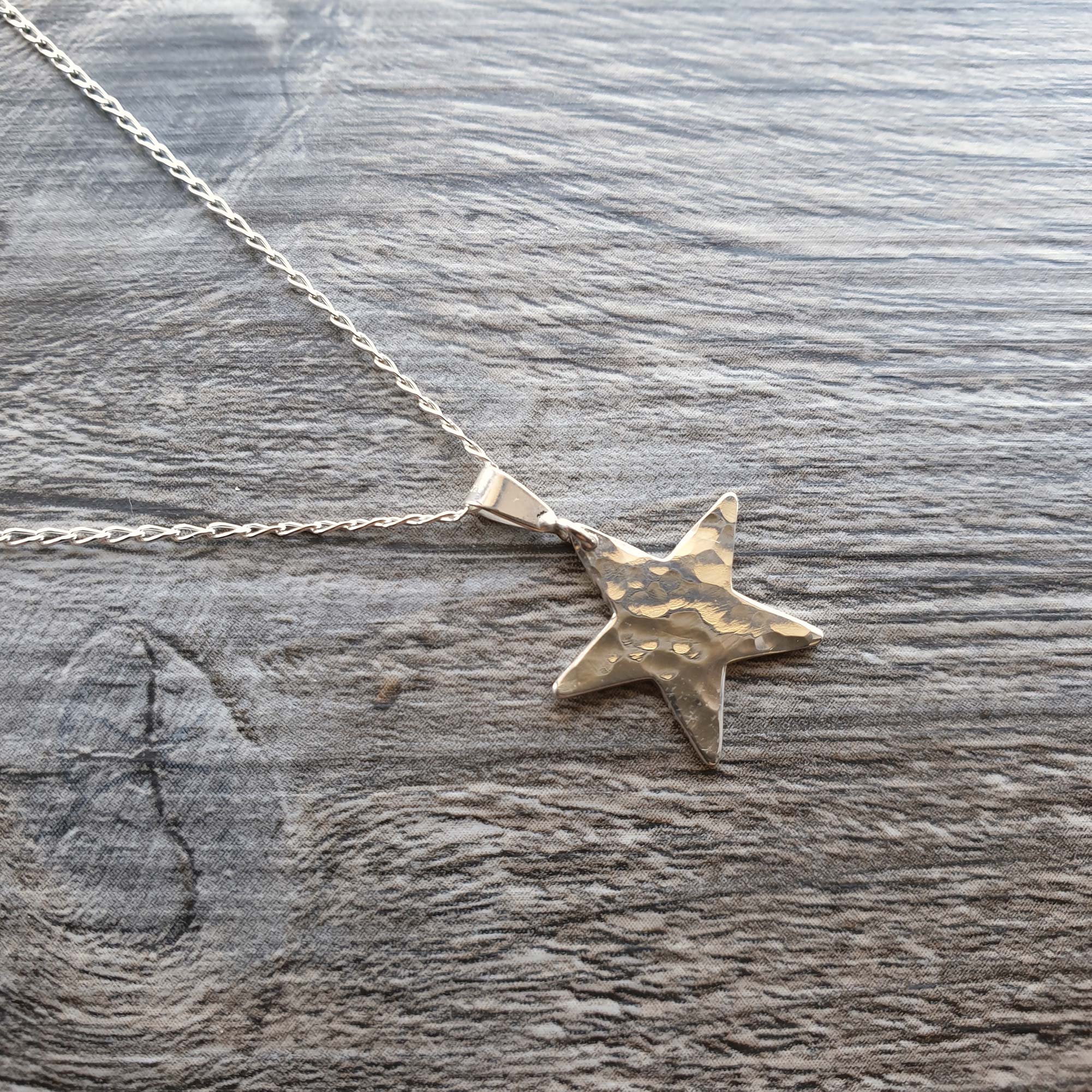 Hammered star necklace 15mm